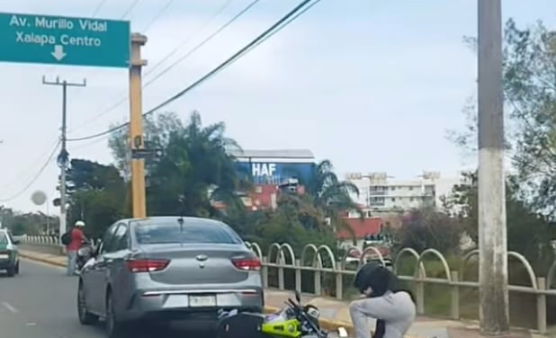 Video: Conductor avienta vehículo a motociclista en Circuito Presidentes