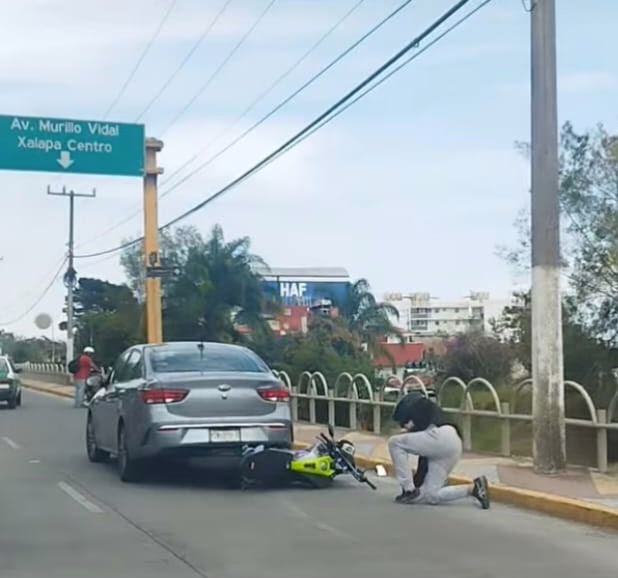 Video: Conductor avienta vehículo a motociclista en Circuito Presidentes