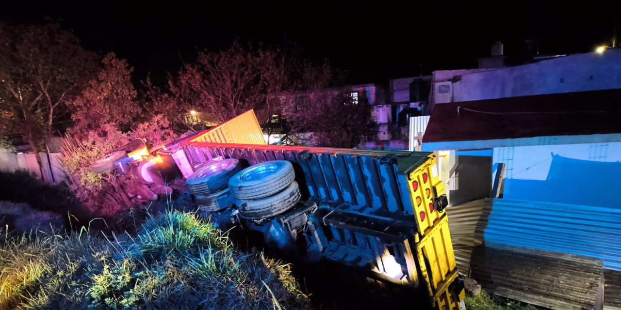 Volcadura en Las Vigas: Tráiler termina sobre una vivienda