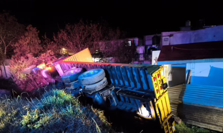Volcadura en Las Vigas: Tráiler termina sobre una vivienda