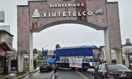 Tianguistas de Xiutetelco bloquean carretera Teziutlán-Perote y protestan frente a Palacio Municipal