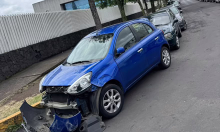 Vehículo mal estacionado, resultó con daños en Ferrocarril Interoceánico