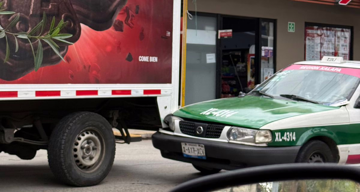 Colisión entre transporte de carga y unidad de alquiler frente a Super Che, en Xalapa