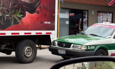 Colisión entre transporte de carga y unidad de alquiler frente a Super Che, en Xalapa