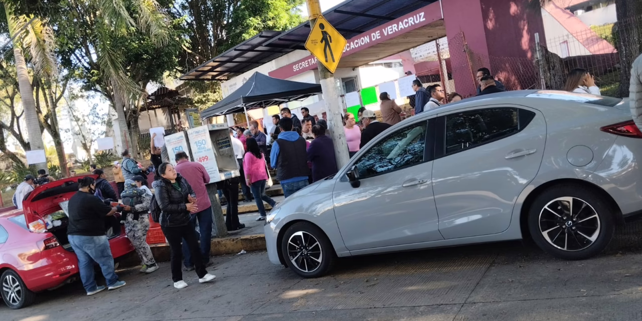 Toman instalaciones de la SEV, Xalapa