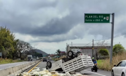 Se vuelca camioneta en la carretera Xalapa-Veracruz