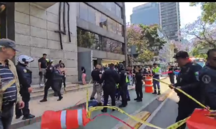 Mujer pierde la vida tras caer de más de 10 pisos de la Torre Reforma Latino, ubicada en Paseo de la Reforma, CDMX.