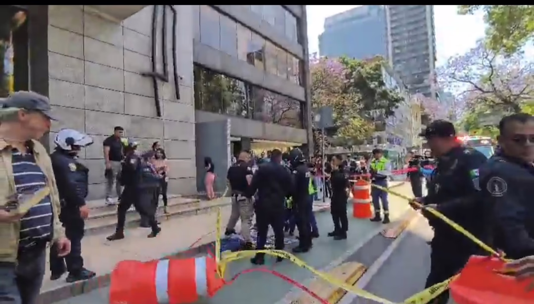 Mujer pierde la vida tras caer de más de 10 pisos de la Torre Reforma Latino, ubicada en Paseo de la Reforma, CDMX.