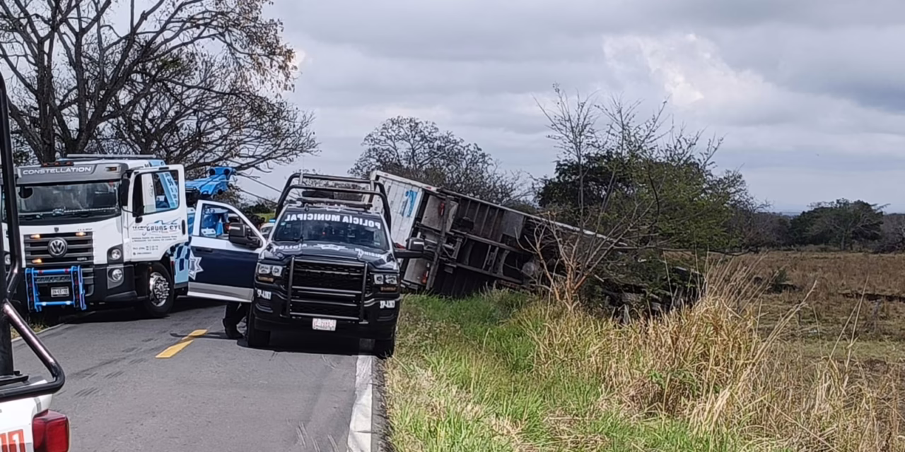 Vuelca camión de carga en la carretera Paso de Ovejas-Veracruz; vialidad parcialmente cerrada