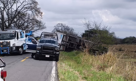 Vuelca camión de carga en la carretera Paso de Ovejas-Veracruz; vialidad parcialmente cerrada