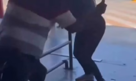 Video:Guardia de seguridad de centro de comercial golpea con macana a mujer en Monterrey