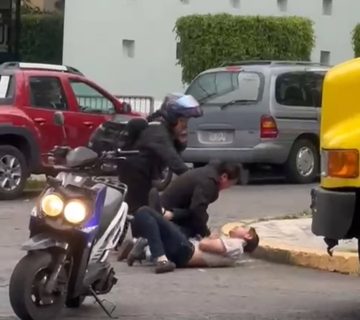 Riña entre transportista y motociclista en la avenida Ávila Camacho
