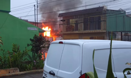 ​Incendio en vivienda moviliza a cuerpos de emergencia en la colonia Revolución