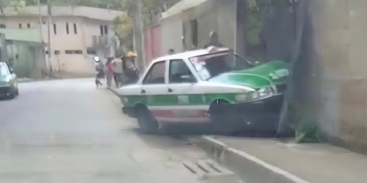 Taxi se estrella contra vivienda en la Col. Mártires de Chicago en Xalapa