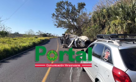 Vuelca revolvedora en la carretera Cardel – Poza Rica; tráfico lento en la zona de Laguna Verde