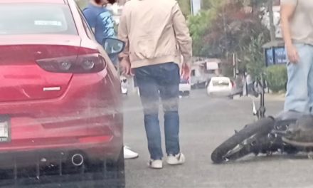 Motociclista lesionado tras ser arrollado en la Av. 20 de Noviembre; el responsable huyó
