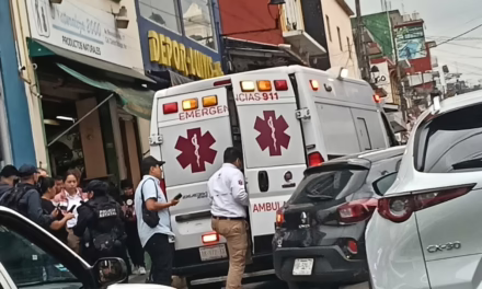 Mujer es atropellada por taxi en el corazón de Xalapa; cuerpos de emergencia se movilizan