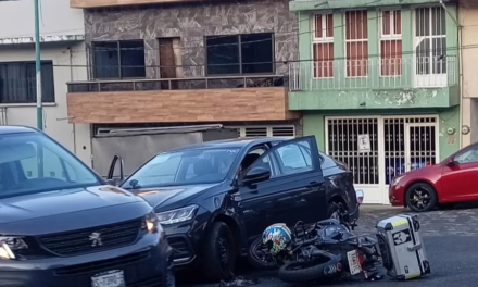 Percance vial en la calle Ignacio de la Llave, Xalapa 