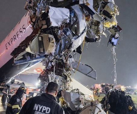 Avión choca con camión de bomberos, durante su aterrizaje en el aeropuerto Nueva York.2 fallecidos