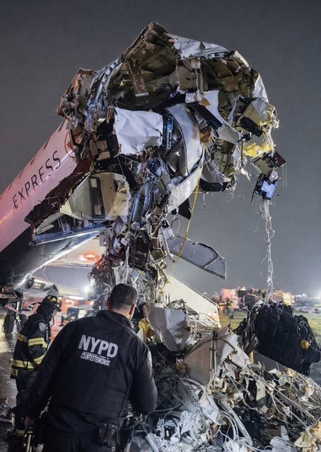 Avión choca con camión de bomberos, durante su aterrizaje en el aeropuerto Nueva York.2 fallecidos