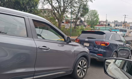 Choque por alcance en la avenida Pípila, carril con dirección a Jardines de Xalapa