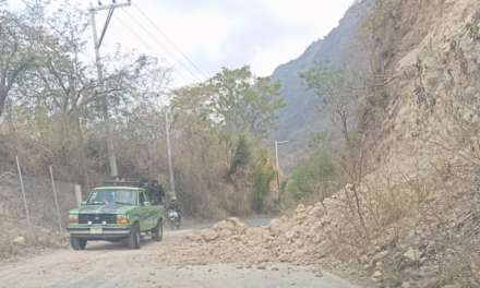 Deslave en la carretera Xalapa-Actopan a la altura de Chicuasén