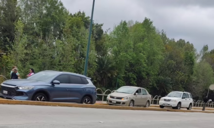 Carambola en Circuito Presidentes bloquea el paso en la lateral de Rébsamen 