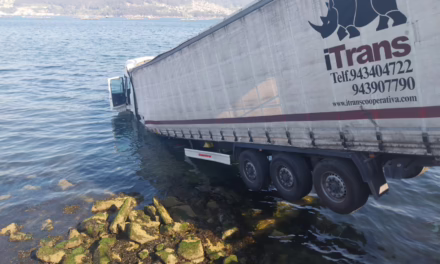 Video:Aparatoso accidente, tráiler cae al mar el puerto de Vigo en España 