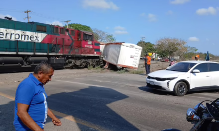 Tren embiste a tráiler en la carretera Paso del Toro -San Julian, intentó ganarle el paso