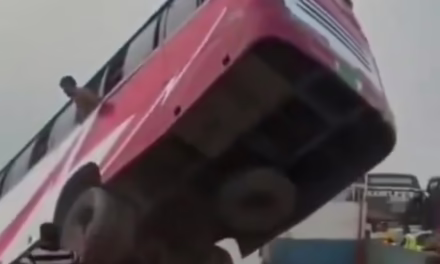 Video:Autobús cae al río Padma con decenas de pasajeros en Bangladesh