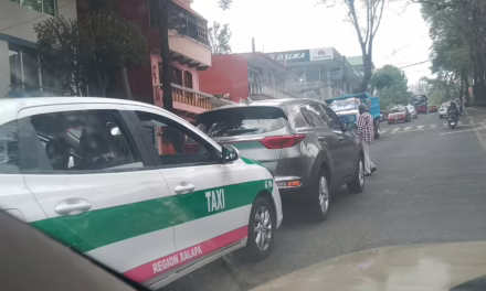 Chocan Taxi y camioneta Kia en Ignacio de la Llave