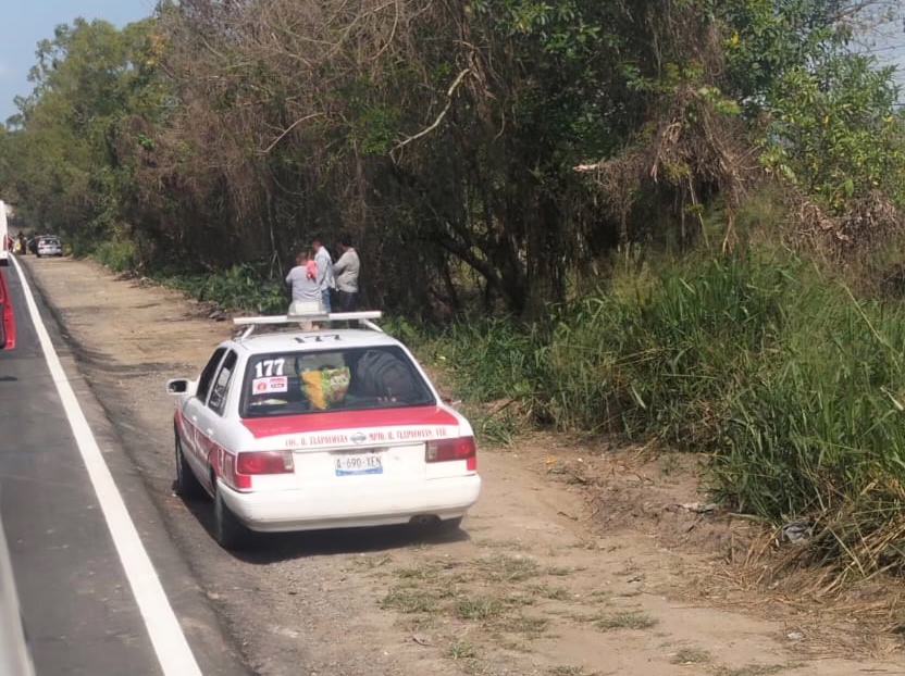 ​Denuncian imprudencia de taxistas en la carretera Tlapacoyan-Martínez; rebasan por el acotamiento