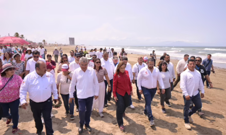Supervisa Rocío Nahle García limpieza de la playa de Coatzacoalcos