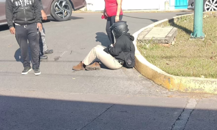 Accidente de motocicleta en la colonia Indeco Ánimas genera movilización de emergencias