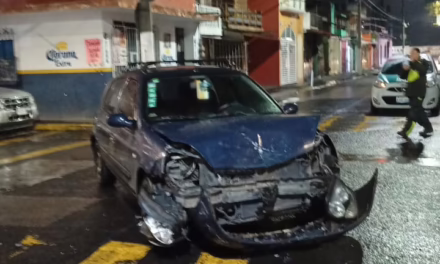 Chocan taxi y vehículo particular en la colonia Francisco I. Madero, Xalapa