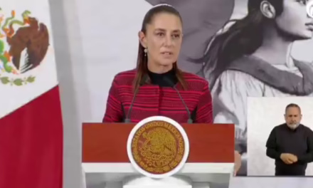 NO ESTA PROHIBIDO TOMAR EL SOL EN PALACIO, PERO HAY QUE TENER RESPETO AL PALACIO NACIONAL