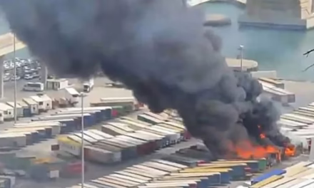 Video:Incendio en el Puerto de Barcelona queda controlado tras la pérdida de 20 semirremolques