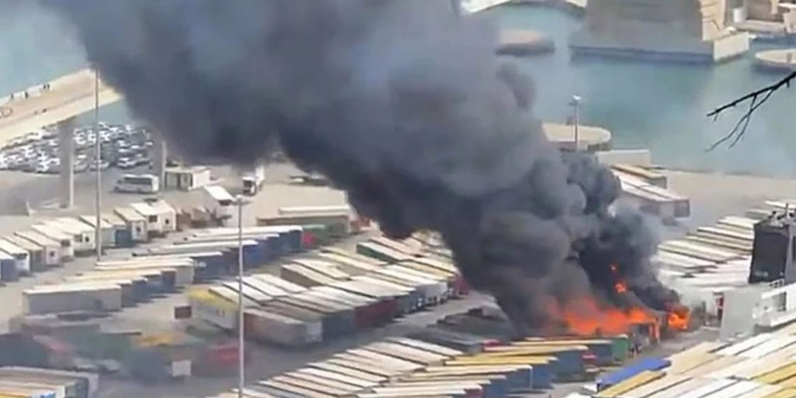 Video:Incendio en el Puerto de Barcelona queda controlado tras la pérdida de 20 semirremolques