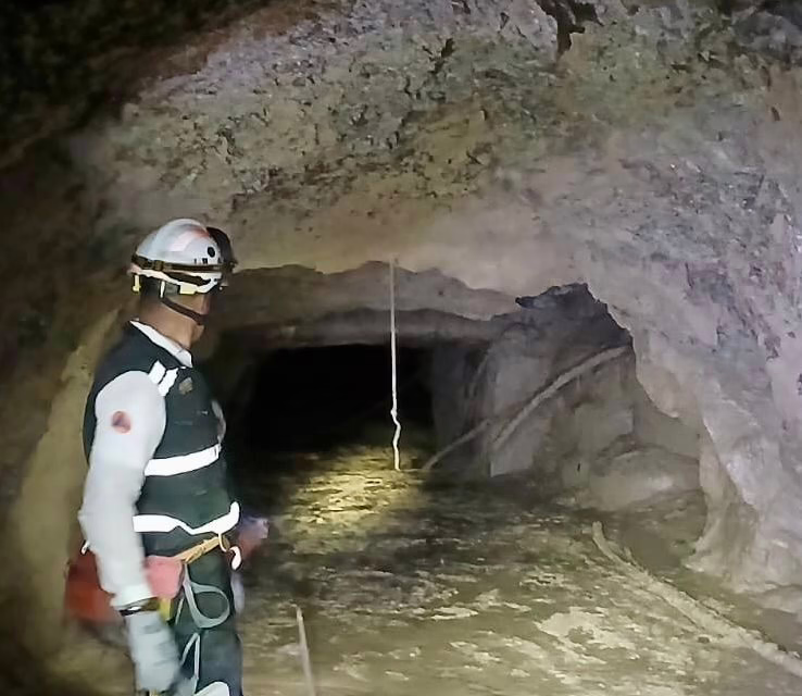 Rescatan con vida al primer minero tras 100 horas de operativo en El Rosario, Sinaloa