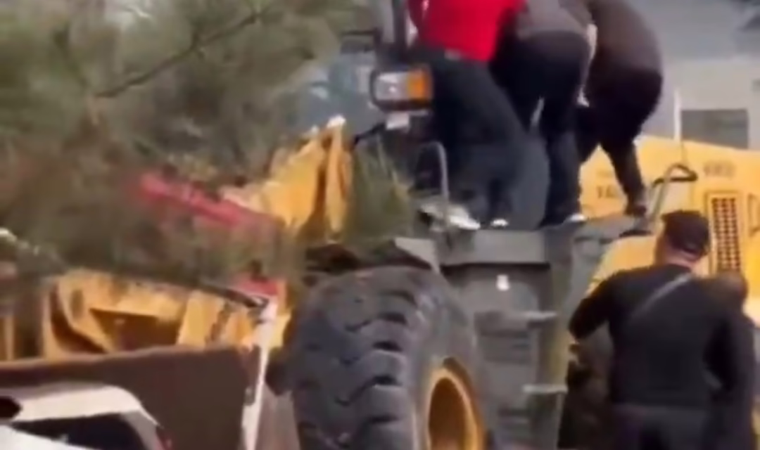 VIDEO: Hombre embiste con excavadora un mercado de Pekín: hay decenas de heridos