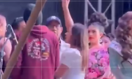 Video:¡Escándalo en Feria Acatlán 2026!: Le arrebatan la corona a la reina en pleno evento