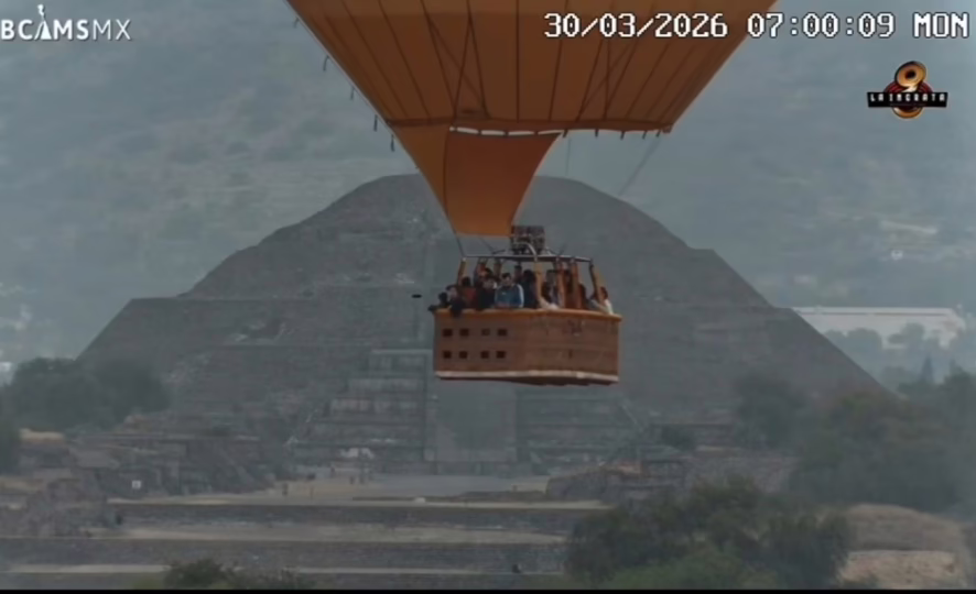 Video:Un globo aerostático pasó justo frente a la cámara 