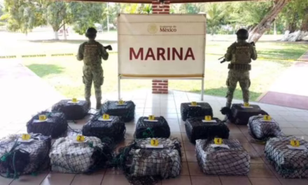 Marina asegura embarcación con 650 kilos de cocaína en costas de Michoacán