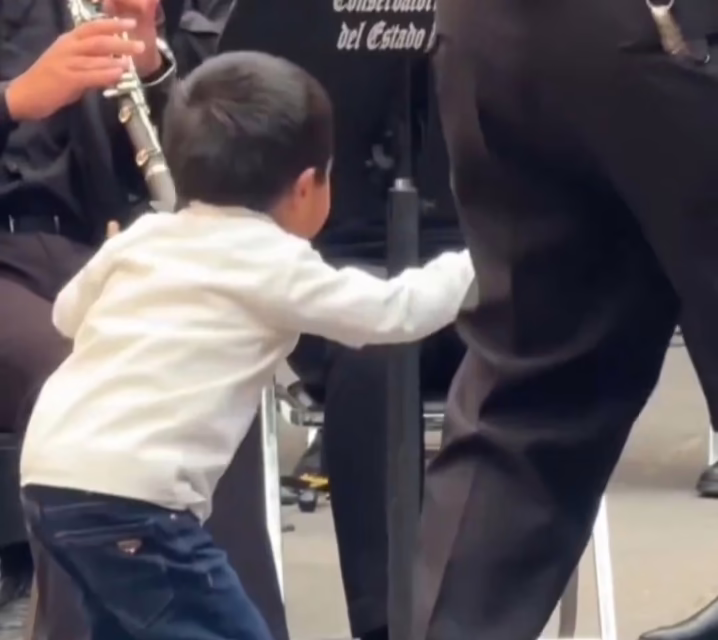 Video:Gabriel, el niño de cuatro años que sueña con ser director de orquesta en Puebla