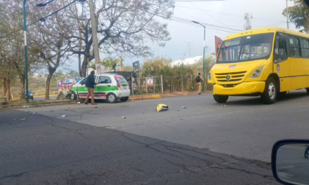 Accidente en Las Trancas: Camión de pasajeros y taxi colisionan frente a El Olmo
