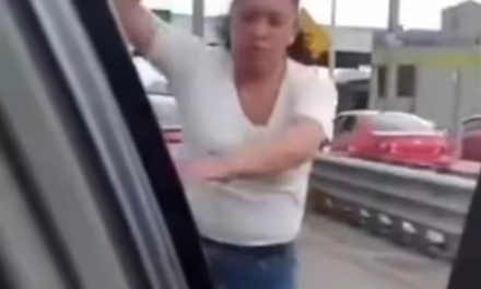 Video: Presuntos montachoques dañan los cristales de un auto en la México – Pachuca