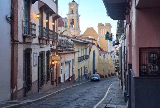 Hoy se espera un ambiente caluroso al mediodía, por la tarde-noche y hacia la madrugada podrían presentarse lluvias y tormentas aisladas