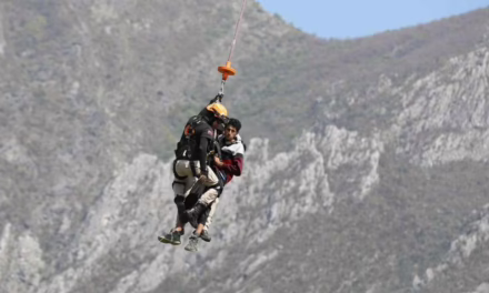 RESCATAN A JOVEN ATRAPADO EN EL CERRO DE LA SILLA