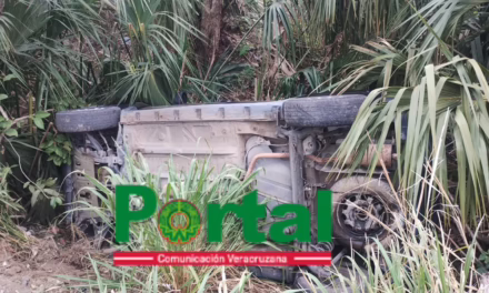  Volcadura en la carretera 180 Cardel- Poza Rica, a la altura de La Mancha