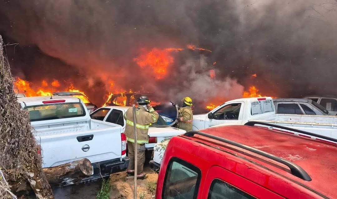 TRAS 7 HORAS, ES CONTROLADO INCENDIO EN ACAPULCO